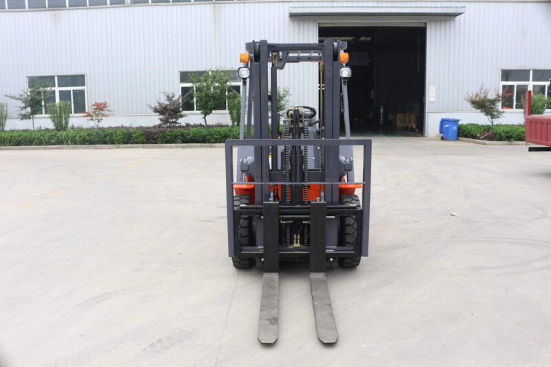 Fork with counterweight