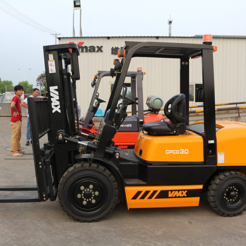 CPCD30 yellow standard ISUZU C240 with solid tyres and side shifter