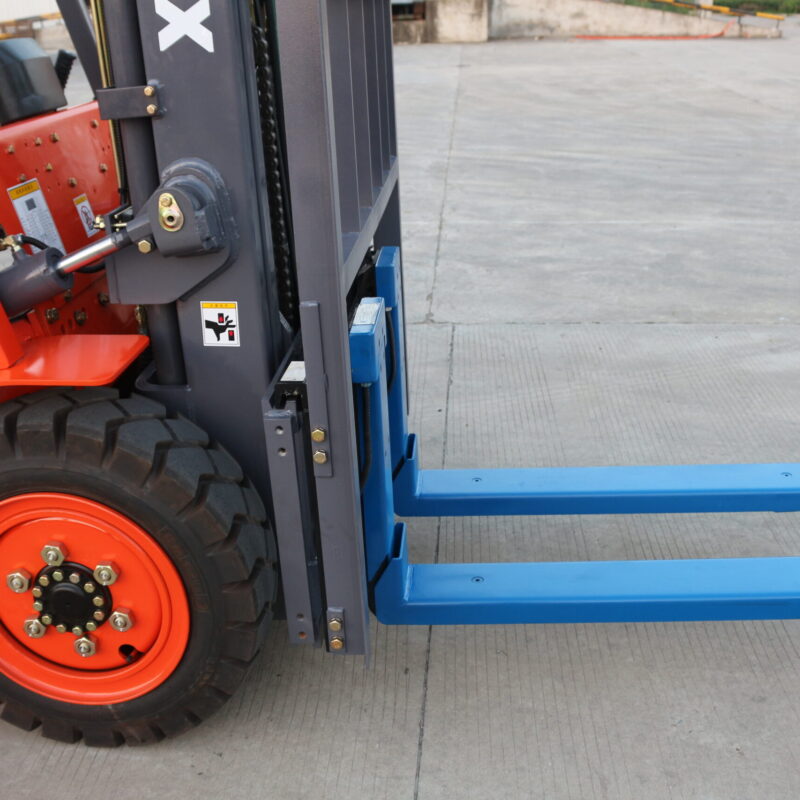 Fork with counterweight