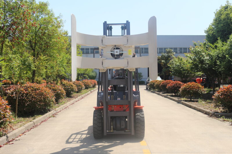 Cascading paper roll clamp