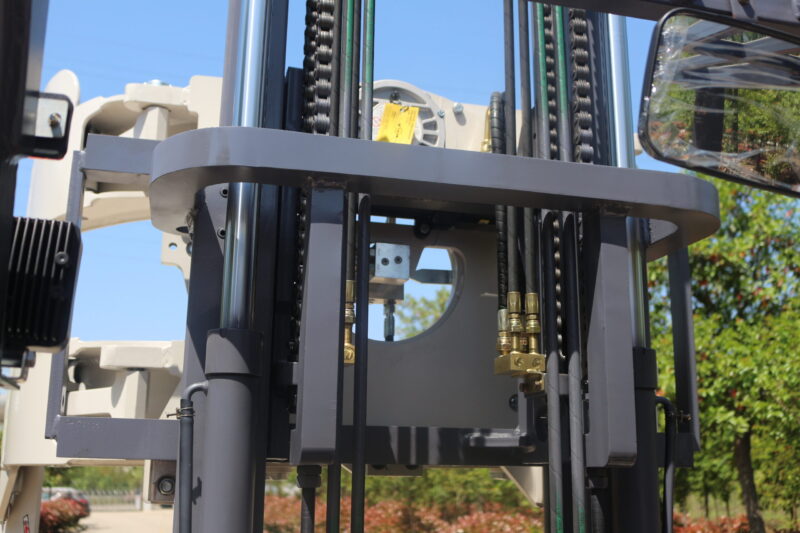 Cascading paper roll clamp